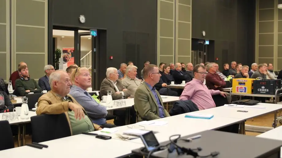 Fire nøglepersoner i halmbranchen ved seneste generalforsamling i Danske Halmleverandører. Fra venstre: Povl Fritzner og Ebbe Nielsen, begge fra Ø.Ø. Halm – sidstnævnte som formand, dernæst Knud-Erik Clausen og Erik Poulsen, henholdsvis næstformand og formand for Danske Halmleverandører. Foto: Jesper Hallgren