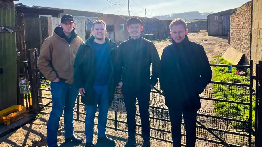På besøg ved en griseproduktion. Fra venstre: Mike Emil Brems, Sune Bager Pedersen, Carl Johan Lawaetz Jakobsen og Carsten Bork Petersen. Fotos: L&F Centrovice