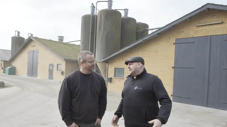 Direktør Henrik Brodersen (th) fra Carl Fr. Petersen Maskinværksted i Løgumkloster glæder sig over mulighed for at følge og teste virksomhedens produkter med de valide data fra stald 3 hos Jørgen Jørgensen, Skovhave Landbrug på Nordals. Fotos: Erik Hansen