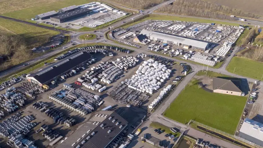 Kongeaa Trailercenter råder over ikke mindre end 7,7 hektar bygninger og lagerarealer afkørsel 69 på Esbjerg-motorvejen (i baggrunden). Dronefoto: Kongeaa Trailercenter