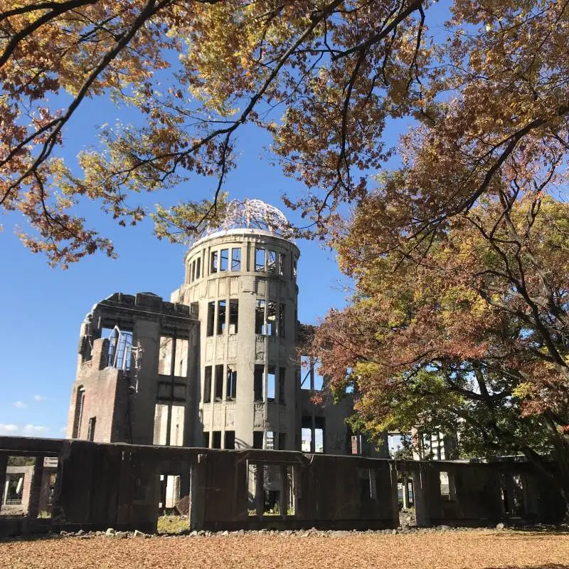 I storbyen Hiroshima, der blev ramt af en atombombe under 2. verdenskrig, står stadig mindesmærker som denne bygning. Foto: Niels Damsgaard Hansen