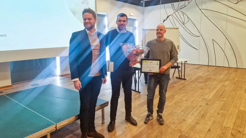 Bertel Bovbjerg (i midten) blev kåret til årets DanBred-leverandør ved DBO's generalforsamling, der blev afviklet i fredags i Horsens. Foto: Henning K. Andersen