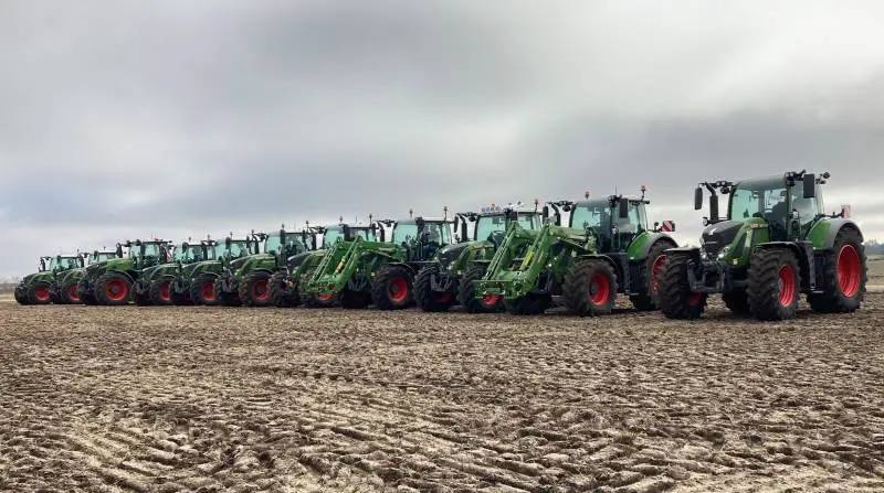 Fendt-traktorer på rad og række klar til teoretisk og praktisk undervisning. På Fendt-kurset blev der gjort ekstra meget ud af emner som GPS-kørespor, tildelingskort, sektionskontrol og trådløs overførsel af data frem og tilbage mellem Fendt-traktorernes terminaler og CropManager.