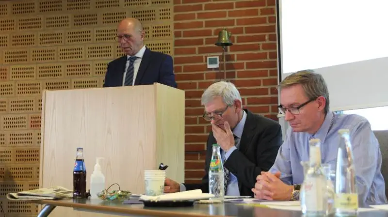 Kim Kuhlmann (til højre) er nu fortid som direktør i Østdansk Landboforening, hvor bestyrelsen - med formand Ole Elbæk (her på talerstolen) i spidsen - nu har indledt arbejdet med af finde afløseren. Foto: Jesper Hallgren