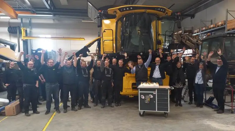 Johs. Mertz er blevet udnævnt til Årets New Holland-mejetærskerforhandler 2022 i Danmark, og det er naturligvis blevet fejret med kage til medarbejderne. Foto: Johs. Mertz A/S