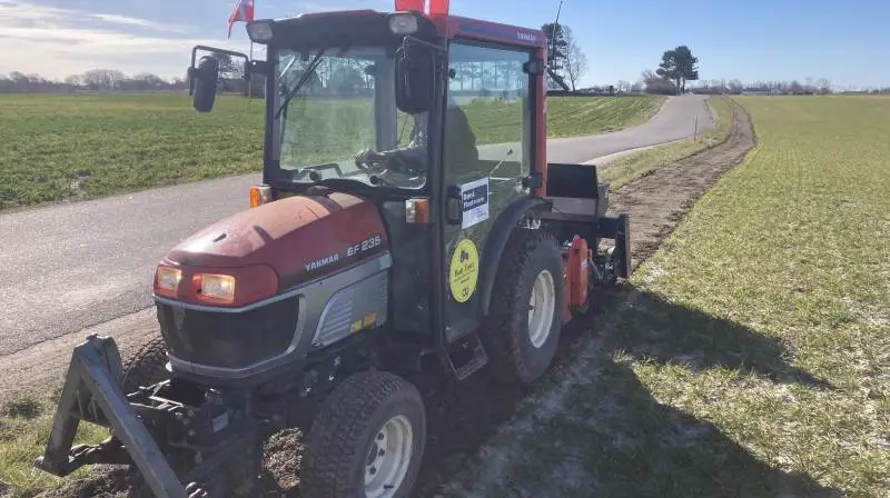 Med en lille såmaskine på 1,25 meter i bredden laves der blandt andet striber langs vejene.