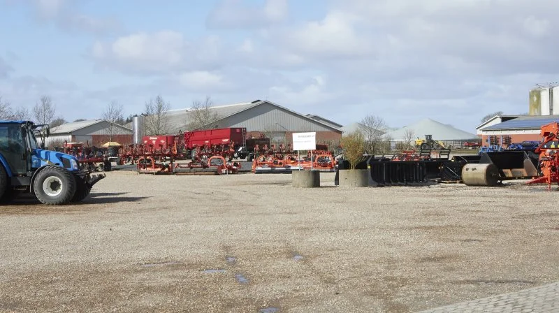 Udbuddet er stort, og nærheden til landbruget er tæt hos PN Maskiner. Hos kvægbedriften bag maskinforretningen skimtes en stor New Holland gummihjulslæsser. Foto: Erik Hansen