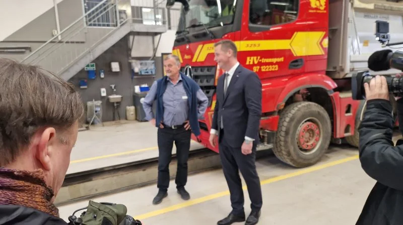 Transportminister Thomas Danielsen (V), som her ses besøge virksomheden HV-transport i Herning, vil have grøn transport i Danmark, men giver os kun mulighed for at bruge diesel, skriver direktøren i læserbrevet. .Arkivfoto: Henning Andersen