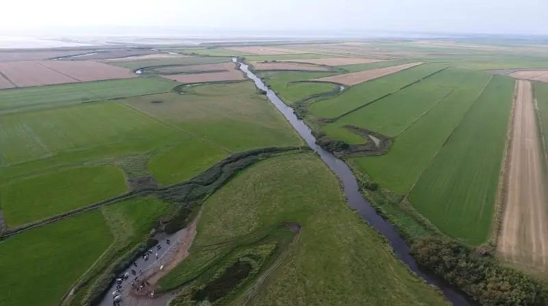 Genopretning af Kongeåens naturlige slyngninger er en af de vigtigste dele af naturprojektet. Her ses Kongeåens udrettede løb, og de naturlige slyngninger anes stadig i landskabet. Foto: Esbjerg Kommune