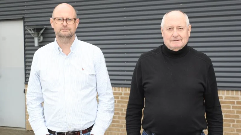 Jacob og Ole P. Jørgensen ser store fordele i blandt andet at sætte solceller op på landbrugsejendomme. Fotos: Henriette Lemvig