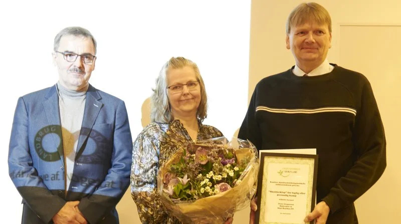 Anette og Peter Gregersen har modtaget et skulderklap for deres kamp efter en konkurs. Prisen blev overrakt af formand Christian G. Jensen på Kronjylland Landboforenings generalforsamling. Foto: Tenna Bang