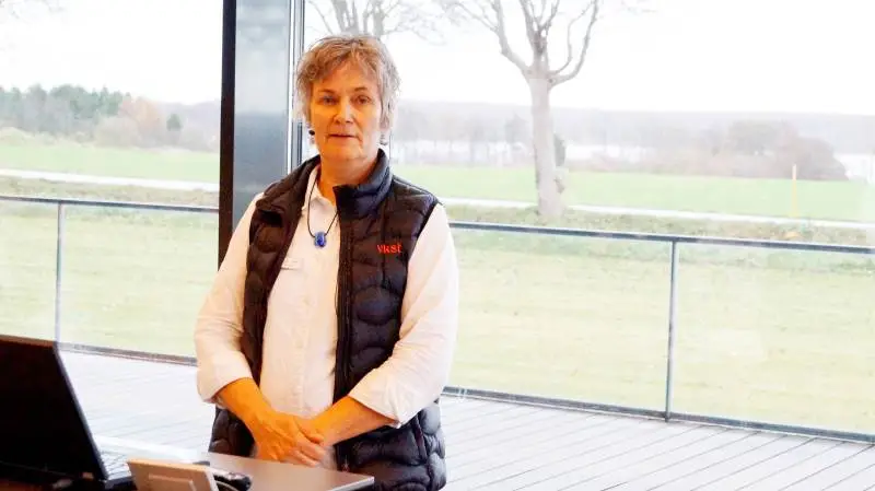 Økologikonsulent Lisbeth Frank Hansen fremførte blandt andet at man i den økologiske produktion høster forholdsvis mindre pr. hektar, og belaster miljøet mere end ved den konventionelle produktion pr. produceret enhed. Fotos: Henrik Sieben.