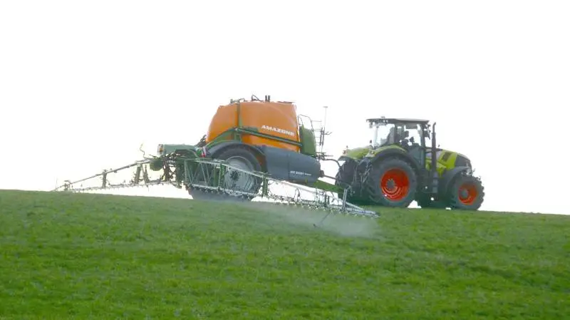 På redskabssiden har Ringe Maskinforretning nu både Amazone, Köckerling og den nye forhandling af Lemken-produkterne. Billedet er fra den nyligt afviklede demonstration af denne Amazone UX01 sprøjte, hvor bommen kan bevæge sig under niveau og dermed følge et meget kuperet terræn. Foto: Ringe Maskinforretning