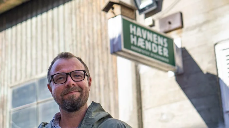 Mikkel Damgaard Nielsen fortæller, at Havnens Hænder udelukkende sælger biobaseret byggemateriale, der på længere sigt skal bidrage til et langt mere klimamæssigt bæredygtigt byggeri, hvor CO2’en indlejres. Fotos: Daniel Barber