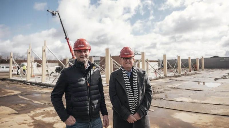 - Omdrejningspunktet for vores succes er at have styr på processerne og parathed til omstilling. Derfor er jeg stolt over, at vores virksomhed i dag står solidt på tre ben og kan fejre 50-års jubilæum, siger stifteren af totalentreprenør- og projektudvikler-virksomheden Gråkjær, John Gråkjær (th.). Han ses her sammen med administrerende direktør Henrik Skaarup. Foto: Gråkjær