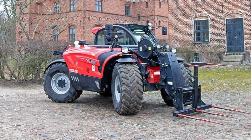 Manitous største landbrugsteleskoplæsser, MLT1041-145 PS+ L i statelige omgivelser på Borreby Herreborg. Fotos: Scantruck