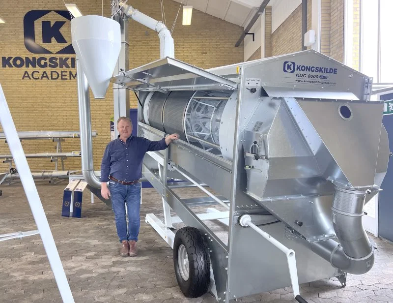 - Renere korn kan begrænse opformeringen af toksiner og vil have positiv indflydelse på sundhed og fodereffektivitet, siger produktchef Peter E. Frederiksen, Kongskilde Industries. Han ses her foran kombirenseren KDC 8000 PLUS i Kongskildes trænings- og udstillingsbygning i Sorø. Firmafoto