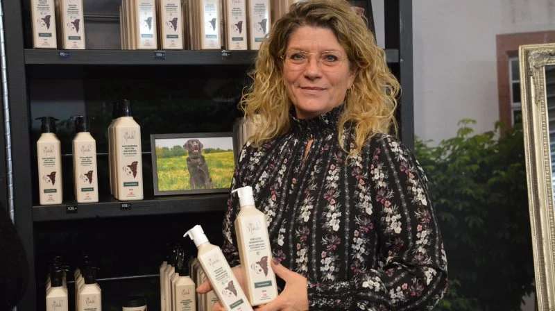 Salgsansvarlig hos Nathalie Care, Christina Scharf glæder sig over, at de velkendte produkter til heste nu er suppleret med plejeprodukter også til hunde. Fotos: Camilla Bønløkke