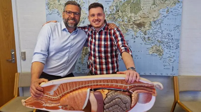 Kristian Viekilde (tv.) har sammen med ukrainske Evgeniy Bessarab sat gang i et fagligt netværk, der hjælper ukrainske landbrugsmedhjælpere med at blive klogere på svineproduktion i Danmark. Foto: Henning K. Andersen