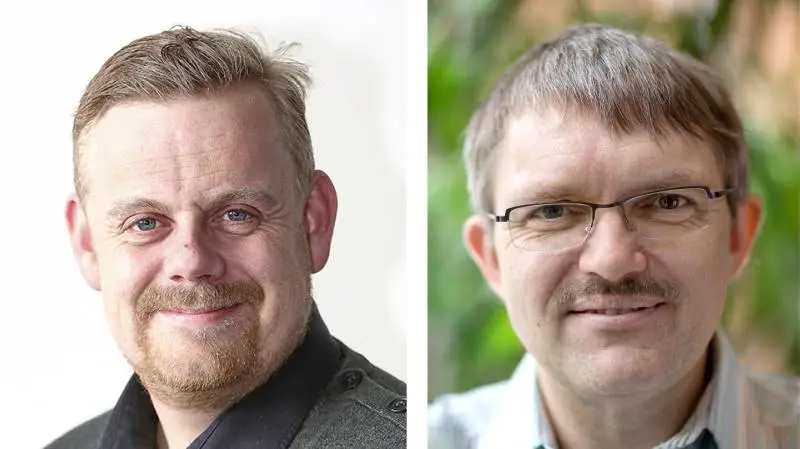 Sagro ser landbruget som en del af løsningen på klimaudfordringerne. Landmand Anders Nørgaard (tv) fortæller om eget biogasanlæg, og professor Jørgen E. Olesen taler om »klimasmart landbrug.« Foto: Sagro og Lars Kruse