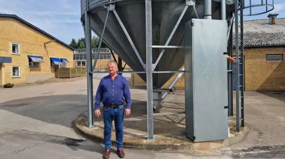 Kornopbevaring og -rensning er betydelige fokusområder hos maskinproducenten Kongskilde. Her ses produktchef Peter Frederiksen ved den store udendørs silo, der står ved virksomheden udenfor Sorø. Fotos: Henning K. Andersen
