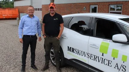 Martin Riggelsen, (th), er stifter og indehaver af MR Skovservice A/S, hvor Torben Bruun Kristensen, (tv), sidste år kom til som nyansat driftschef. Foto: John Ankersen