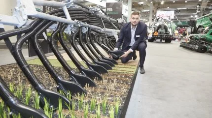 De nye Samson slæbeskobomme sikrer præcis udbringning af naturgødning i overfladen og kan anvendes i alle jordtyper, fortæller produktchef Niels Hagemann Haubjerg, Samson Group, om Agritechnica-nyheden. Foto: Erik Hansen