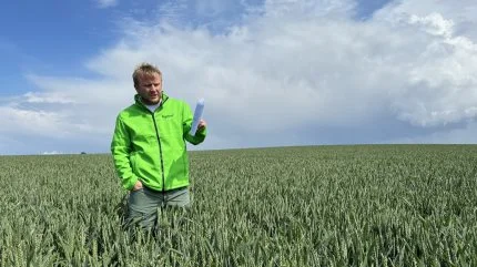 Planteavlskonsulenten understreger, at det er marginaler, som adskiller de ti såmaskiner, der blev afprøvet ved Gyllingsnæs. Både ved måling af biomasse i marts og ved optælling af aks. Fotos: Kasper Stougård 