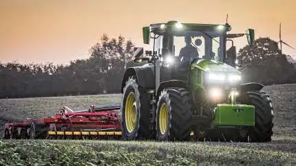 I tre ud af fire regioner er John Deere Danmarks mest solgte traktor pr. 31. oktober. I år er der solgt 1.238 nyregistrerede traktorer Danmark mod 1.170 traktorer i samme periode sidste år. En stigning på 5,81 procent. Fortsætter det stigende traktorsalg, bliver der solgt omkring 1.600 traktorer i år, hvor der i 2020 blev solgt 1.532 og i 2019 1.756 traktorenheder. 2 ud af 3 traktorer er i 200 hk-segmentet eller større. Arkivfoto