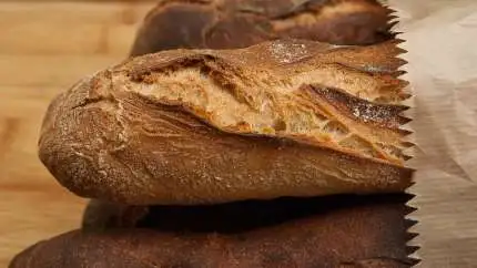 De mange tons tilbagesendte brød og kager fra kædens butikker bliver nu genanvendt i produktionen takket være inspiration og indspark fra netværkssamarbejde i Food & Bio Cluster Denmark. Foto: Piqsels