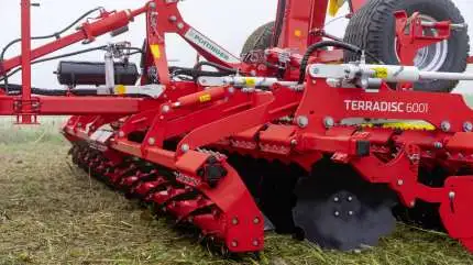 Pöttinger tilbyder nu en knivtromle foran på alle Terradisc T-tallerkenharver, der er produceret fra 2018 og frem. Pressefoto
