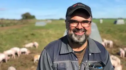 Det er ikke sådan, at foderet uden sojaprotein falder ud sammenlignet med traditionelt foder, lyder det fra Laurs Papsø, der producerer cirka 1.600 slagtegrise om året.