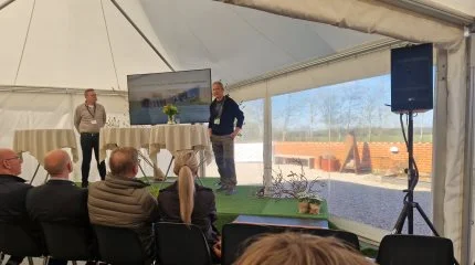 Torben Sønderby (til højre på scenen, red.) havde sommerfugle i maven, da han inviterede høj og lav til gården Klink i Vestjylland for at vise Danmarks første Innovationsgård i Arla-regi frem. Fotos: Henning K. Andersen