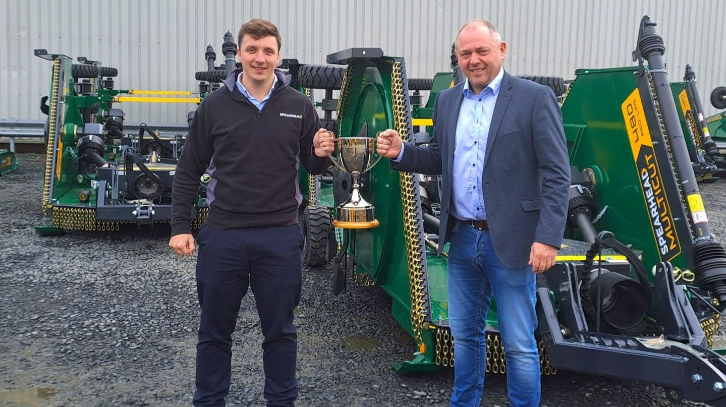 Danish Agro Maskiner er »Årets Forhandler« af Spearhead