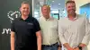Simon Husballe, afgående direktør hos Jysk IT, Peter Thomsen og Christian Wegener, ny direktør, på kontoret i Billund. Foto: Sagro