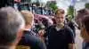 Inden traktorerne kan køre de få kilometer fra S.D. Kjærsgaard til maskinstationen, bliver de lige gennemgået en ekstra gang. I midten ses Frederik Sørensen, medejer og »direktør« i Lindaa-Balle Maskinstation.