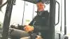 Kenneth Knøfler, distriktschef i Svenningsens Maskinforretning, i kabinen på den nye Bobcat E27z, der byder på en masse interessante tiltag.