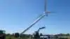 Når fundamentet er støbt og møllen samlet hjemme på fabrikken i Skjern, tager opsætningen kun fem til syv timer. Foto: Solid Wind Power