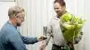 Årets løgavler 2018, Henrik Petersen, Hasmark Vestergaard, får overrakt vandrepokal af Peder Krogsgård, HortiAdvice i Odense, som er sekretær i Avlerforeningen af Danske Spiseløg. Foto: Stig F. Nielsen 