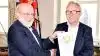 Den nyudnævnte kartoffelambassadør, meteorolog, tv-vejrmand, forfatter m.m. Jesper Theilgaard, fik beviset på ambassadørværdigheden overrakt af Danmarks Kartoffel Råds formand, Johs. Nørregaard Frandsen.
