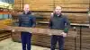 Michael Andersen (til venstre) og Stefan Jensen, der her ses med en planke af amerikansk valnød, overtog HårdttræTrælasten i september 2018.