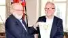 Den nyudnævnte kartoffelambassadør, meteorolog, tv-vejrmand, forfatter m.m. Jesper Theilgaard, fik beviset på ambassadørværdigheden overrakt af Danmarks Kartoffel Råds formand, Johs. Nørregaard Frandsen.