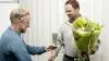 Årets løgavler 2018, Henrik Petersen, Hasmark Vestergaard, får overrakt vandrepokal af Peder Krogsgård, HortiAdvice i Odense, som er sekretær i Avlerforeningen af Danske Spiseløg. Foto: Stig F. Nielsen