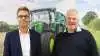 Lars Beck, adm. direktør, Semler Agro (tv.) og Keld Andersen, afgående adm. direktør, Herborg Maskinforretning (th.) Foto: Semler Agro