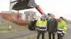 På billedet ses fra venstre driftsleder Richard Bengtsen, Scantrucks distriktschef Freddy Lange Nielsen og til højre driftsassistent Martin Gren ved Energi Vegger og den nye Manitou. Sammen med kollega Søren Søborg Kjeldsen tilbringer Martin Gren mange timer i den nye teleskoplæsser.