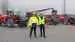 Scantrucks distriktschef Otto Madsen (th) i snak med Amu-faglærer Allan Højmark om de fire nye Manitou-teleskoplæssere. Foto: Amu-Fyn
