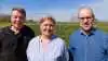 Kundeansvarlig Troels Melvang (tv), planterådgiver Lenette Broksø Iversen og afdelingschef, natur og planter Ejler Petersen (th) er blandt de ansvarlige for MarkTræf i forsøgsmarken i Nr. Søby den 6. juni.