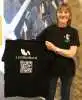 Dyrskuekoordinator Karin Møller Larsen viser her, hvordan årets dyrskue-T-shirt ser ud. Pressefoto