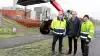 Driftsleder Richard Bengtsen (til venstre), Scantrucks distriktschef Freddy Lange Nielsen og til højre driftsassistent Martin Gren ved Energi Vegger og den nye Manitou. Sammen med kollega Søren Søborg Kjeldsen tilbringer Martin Gren mange timer i den nye teleskoplæsser.