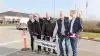 Ringsteds borgmester Henrik Hvidesten markerede åbningen af Åben Maskinvej for de fem maskinfirmaer, som har hjemme på samme på Kærup Parkvej. Her klipper borgmesteren med selskab af repræsentanter for firmaerne. Yderst til venstre Scantruck-direktør Bo Sundroos.